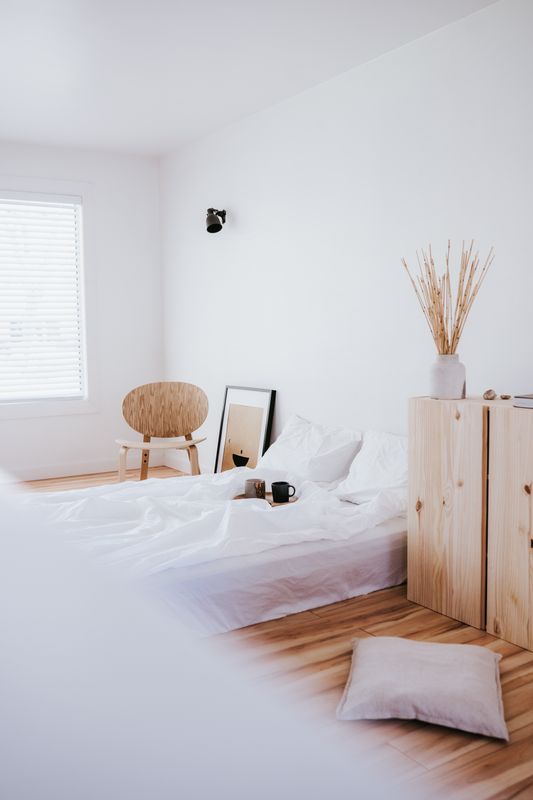 Desain kamar tidur minimalis modern dengan pencahayaan alami dan furniture kayu