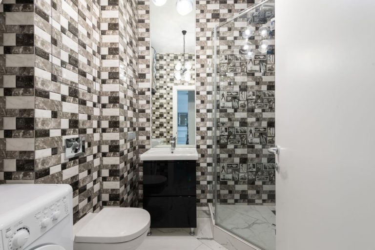 Kamar mandi minimalis modern dengan ubin mozaik dan wastafel