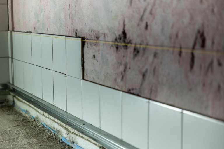 biaya renovasi kamar mandi jogja, pekerjaan pemasangan ubin dinding area basah