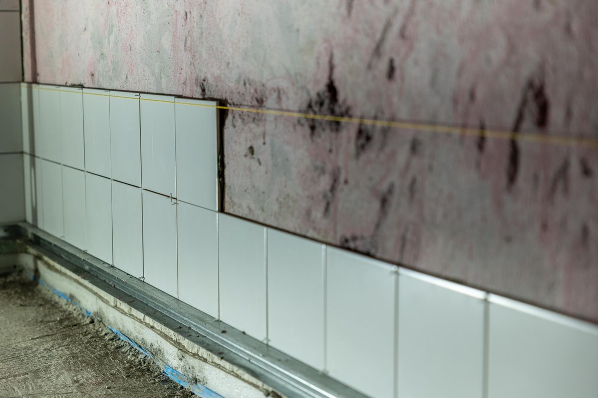 biaya renovasi kamar mandi jogja, pekerjaan pemasangan ubin dinding area basah