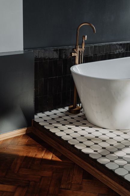 Biaya renovasi kamar mandi Semarang: contoh kamar mandi keramik putih modern