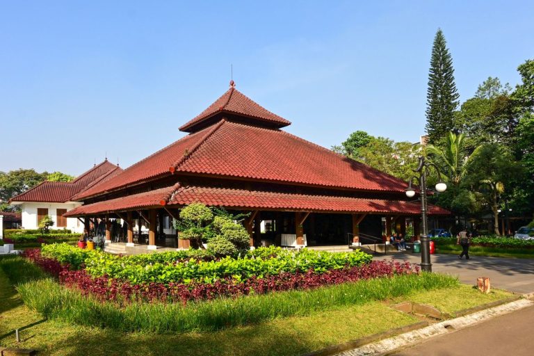 Desain rumah joglo modern Purwokerto dengan atap limasan dan sentuhan kontemporer