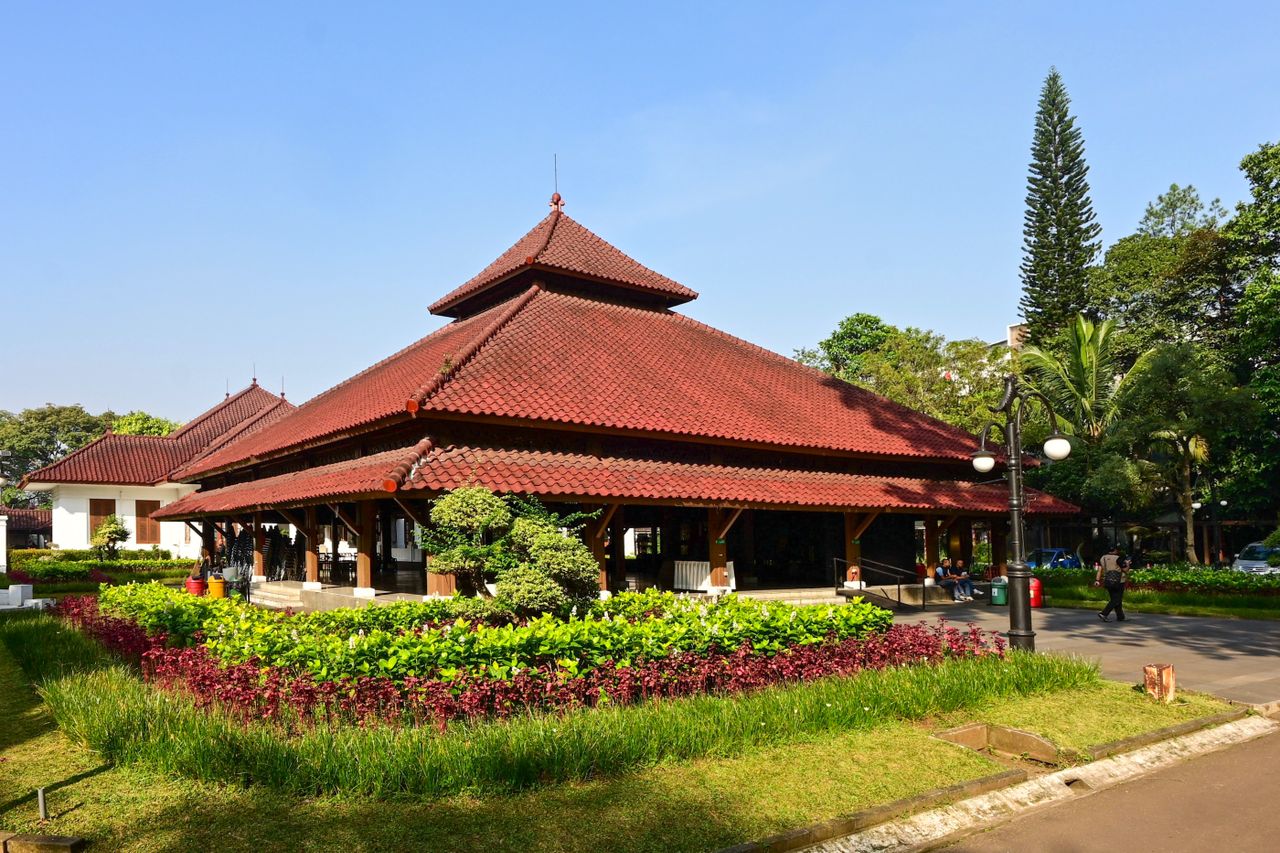 Desain rumah joglo modern Purwokerto dengan atap limasan dan sentuhan kontemporer