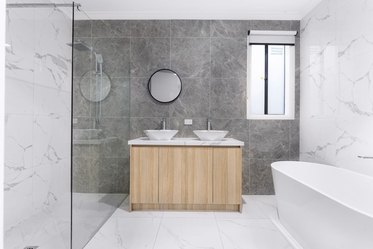 Biaya renovasi kamar mandi Purwokerto dengan keramik baru dan sanitair modern