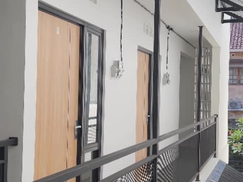 Desain rumah mewah 3 lantai Semarang tampak depan modern
